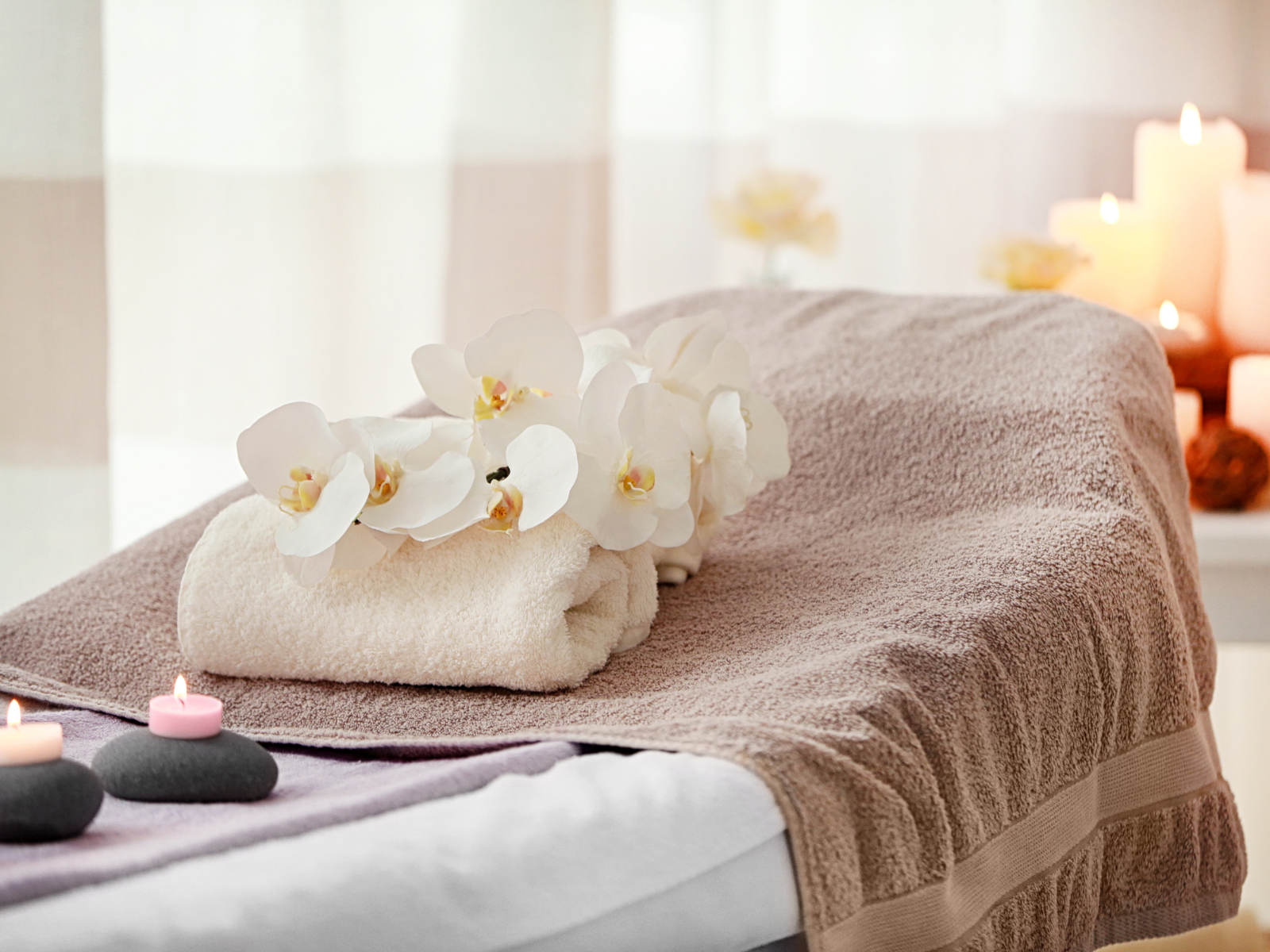 shizuki-spa-room-towel-candle-flower